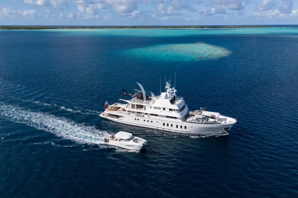 JEMASA and Chase Tender Jewel Running