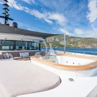 Upper deck forward jacuzzi