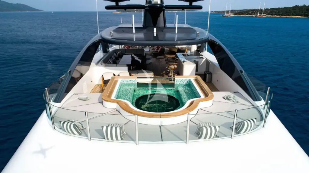 STARBURST III - Sun deck jacuzzi