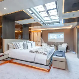 STARBURST III - Main deck master cabin