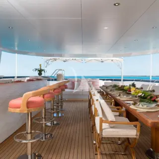 Sunpads, bar and dining area
