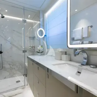 Double cabin shower room en suite