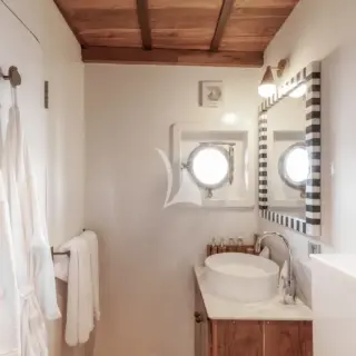 Double cabin 2 bathroom