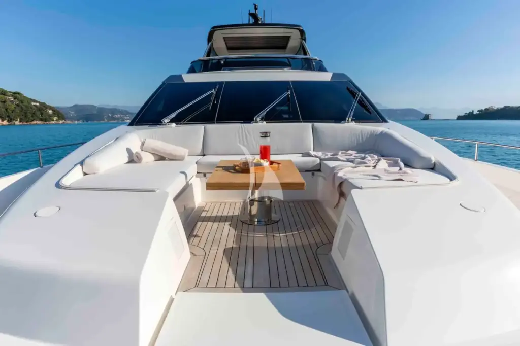 QUEEN MARTINA - Fore deck 