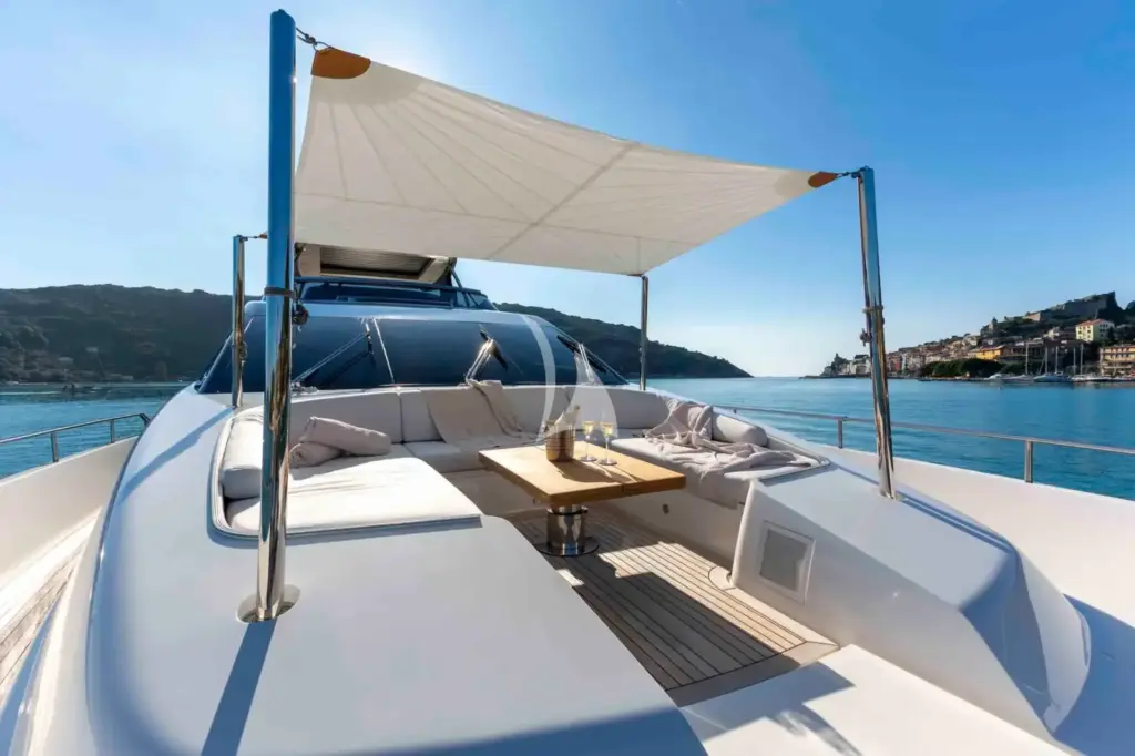 QUEEN MARTINA - Fore deck 