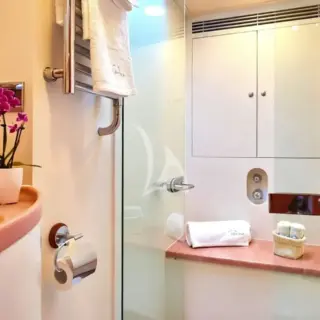 DARK STAR OF LONDON - Master Ensuite