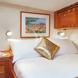 DARK STAR OF LONDON - Double Cabin