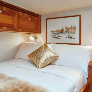 DARK STAR OF LONDON - Double Cabin