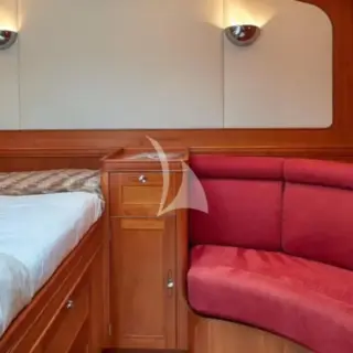 DARK STAR OF LONDON - Master Cabin