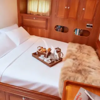 DARK STAR OF LONDON - Master Cabin