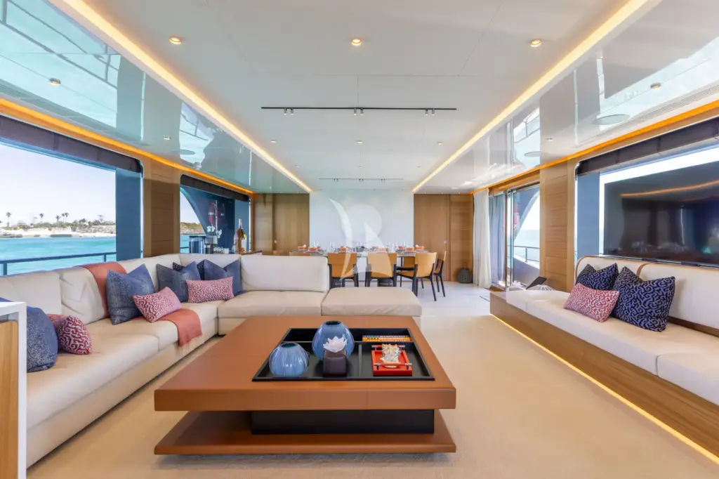 A SALT WEAPON - Main Salon