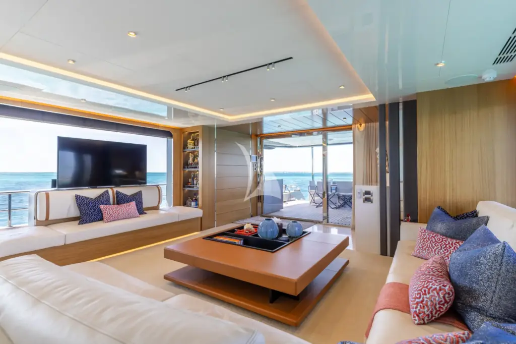 A SALT WEAPON - Main Salon