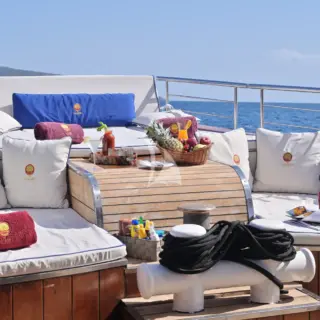 KALIZMA -main deck aft lounge area