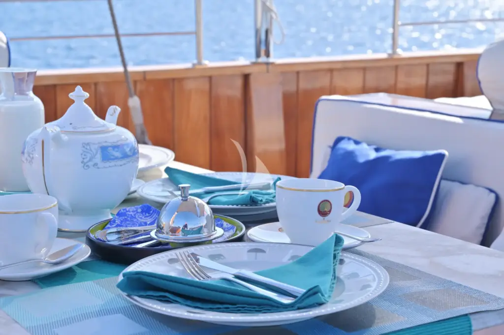 KALIZMA - breakfast setup