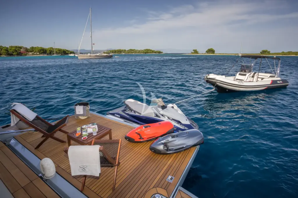 SEVENTH SENSE aft platform