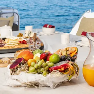 ARMEN BREAKFAST TABLE