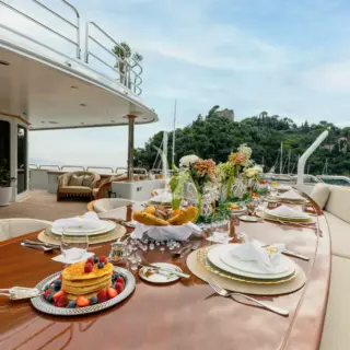 Upperdeck table