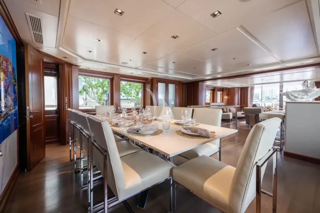 ARTHUR'S WAY 121 - Main Salon Dining