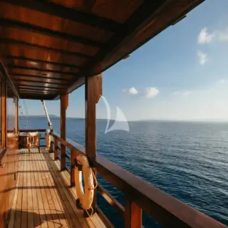 Upper deck