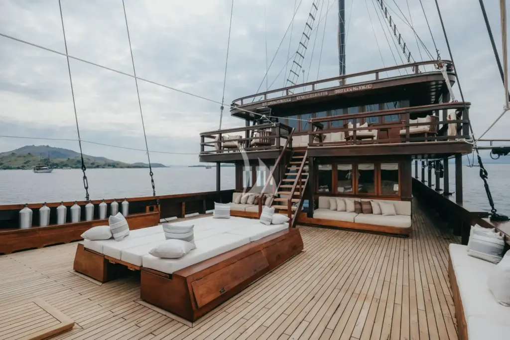 CELESTIA - Large versatile main deck