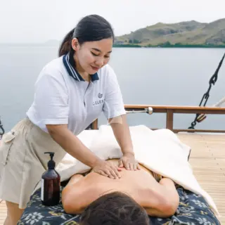 4 massage treatments p/day included