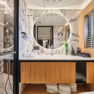 Guest bathroom en suite