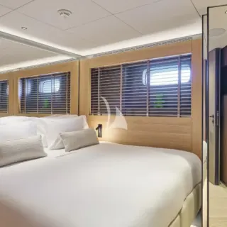 Lower deck convertible double/twin cabin