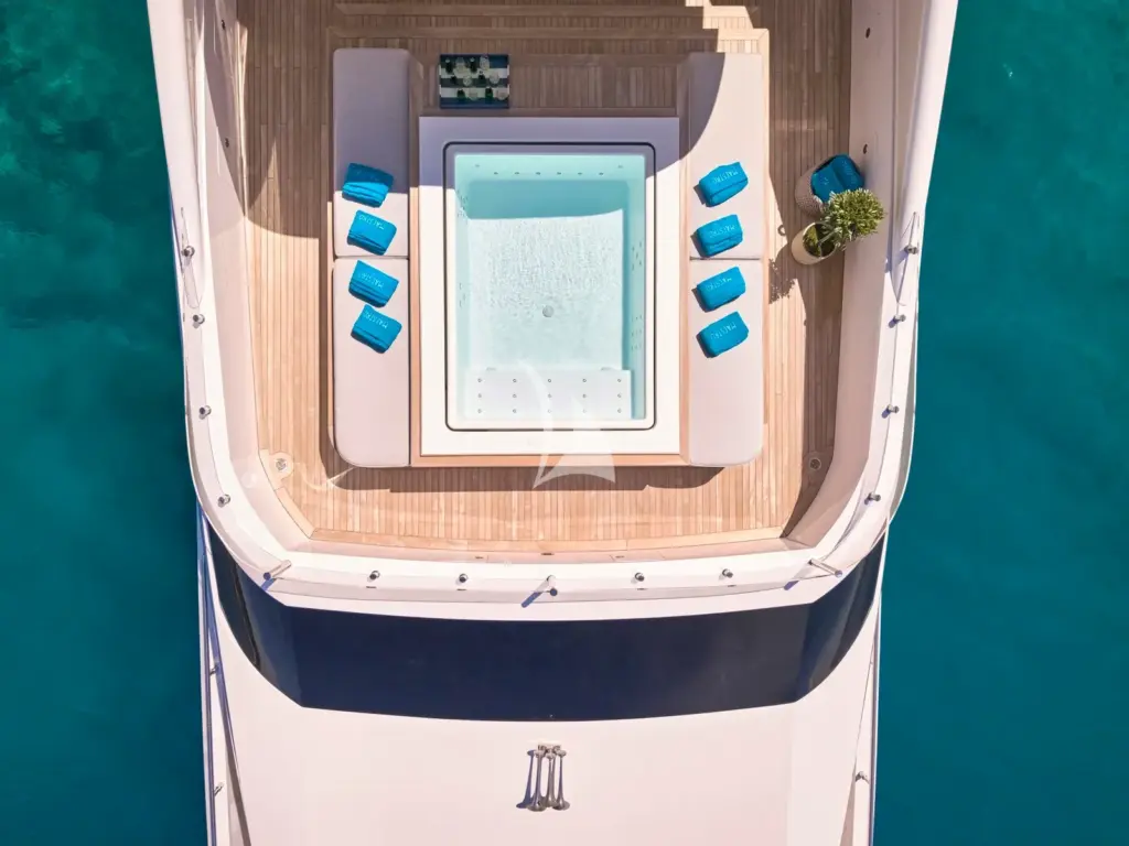 MAESTRO - Aerial view jacuzzi