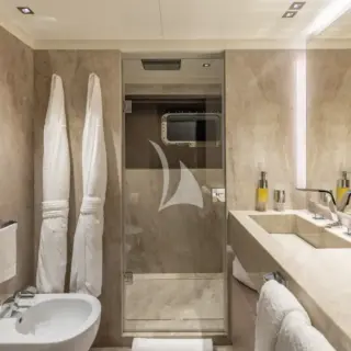 GIOIA - Guest cabin en suite bathroom