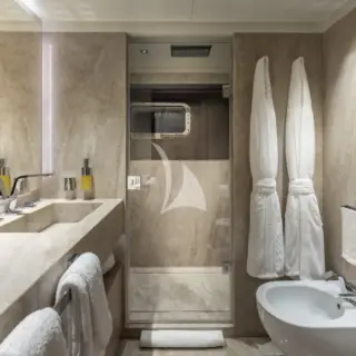 GIOIA - Guest cabin en suite bathroom