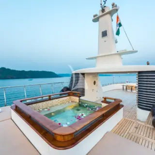 Sundeck jacuzzi