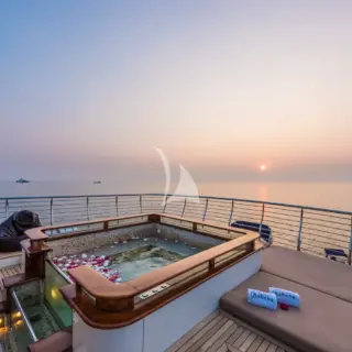 Sundeck jacuzzi