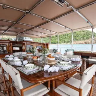 Main deck dining