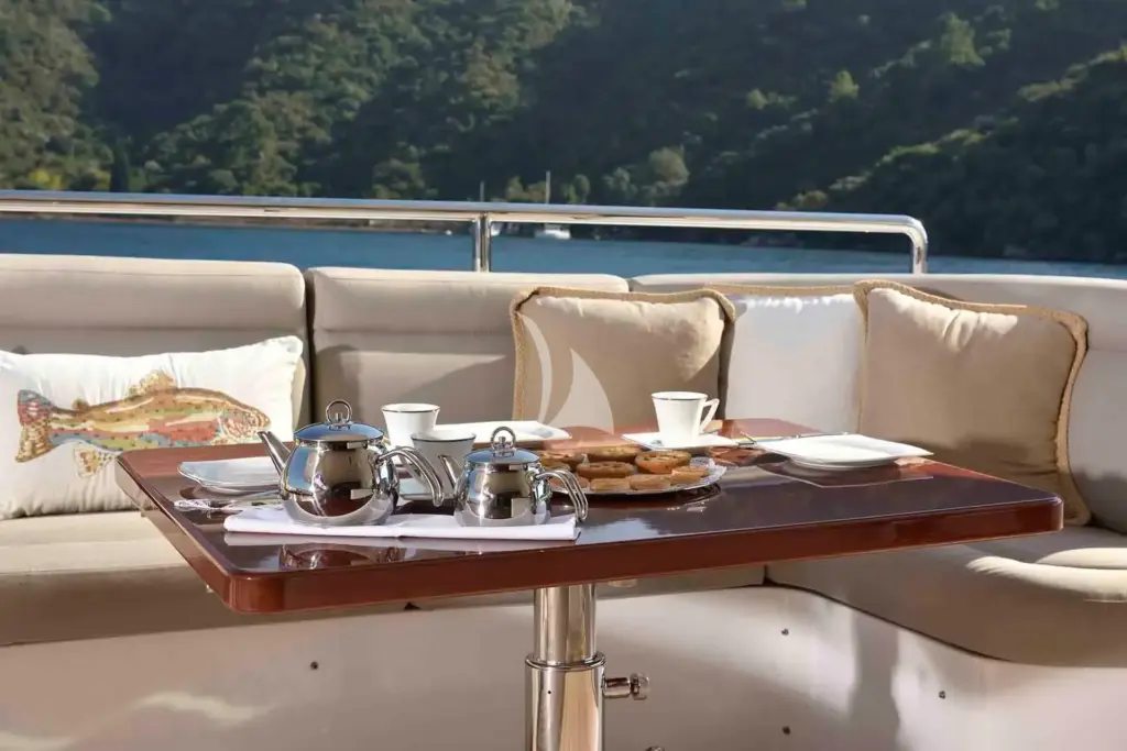 QUEST R - Main deck details