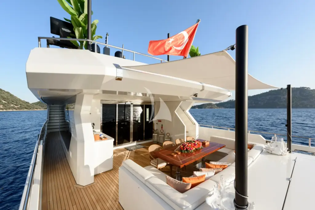 LADY LUNA - Main Deck Aft