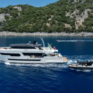 LADY LUNA - Underway with Tender