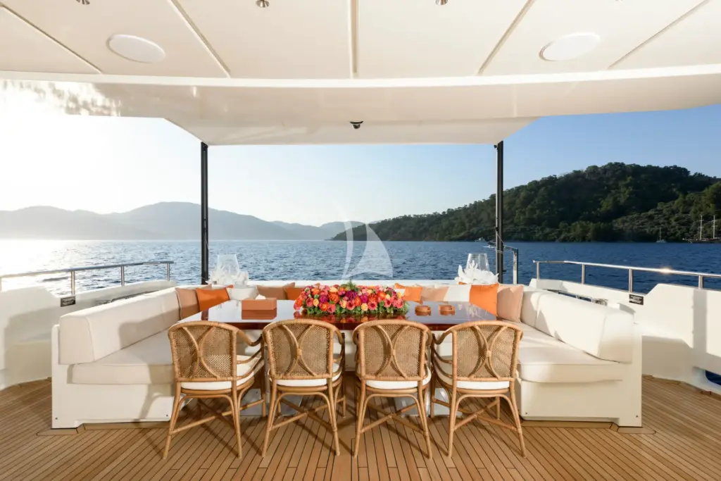 LADY LUNA - Main Deck Aft Dining Area