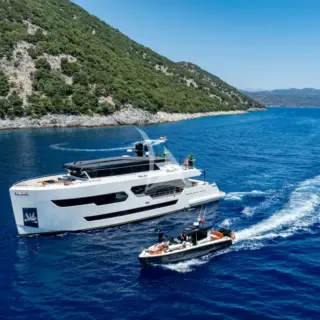 LADY LUNA - Underway with Tender