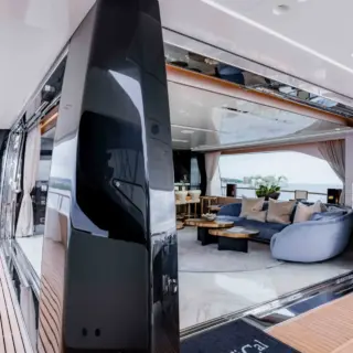 Upper Deck - Salon