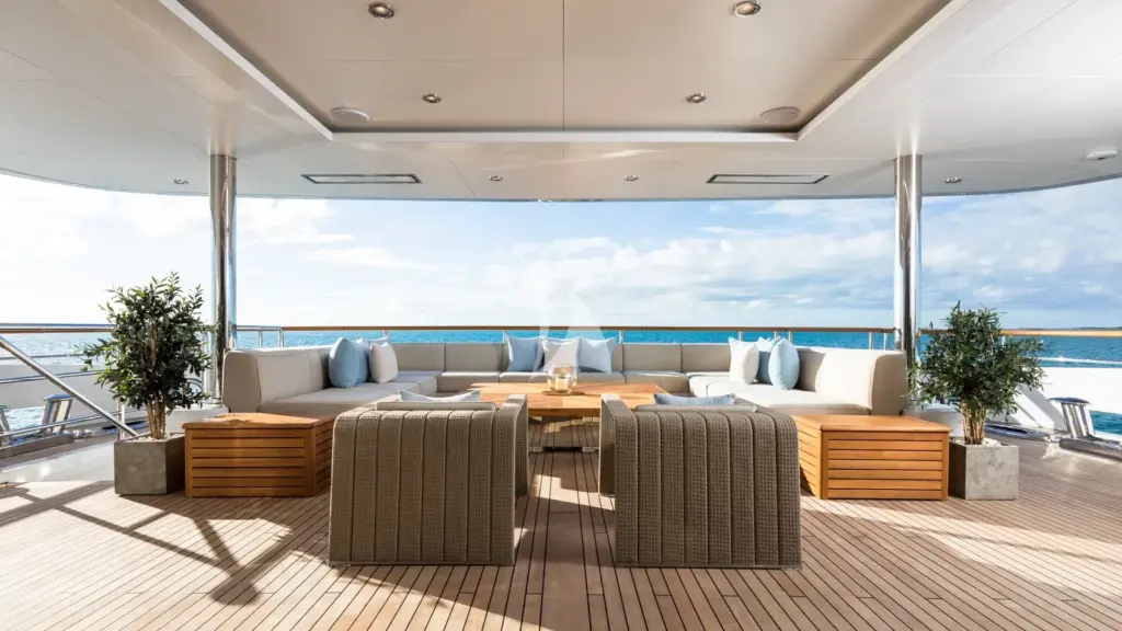 ARTISAN - Main deck aft
