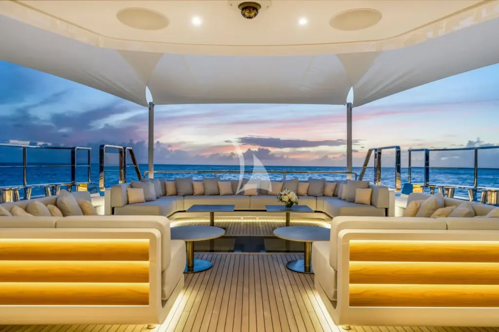 DOKINHA - Main deck aft