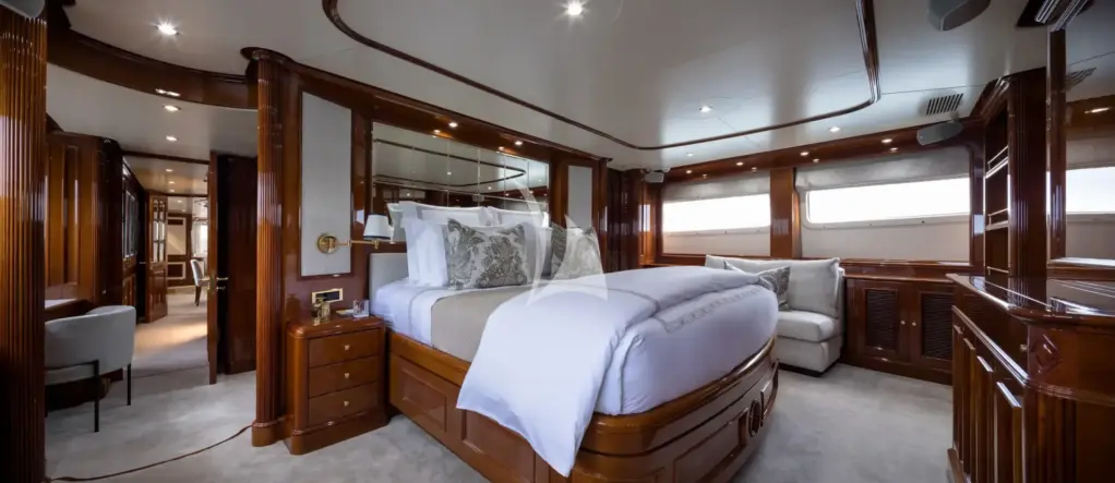 SERENO - Full beam master stateroom