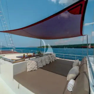 Sun deck lounge