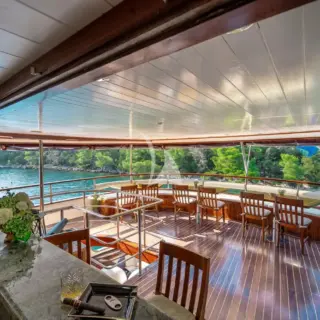 Upper deck bar
