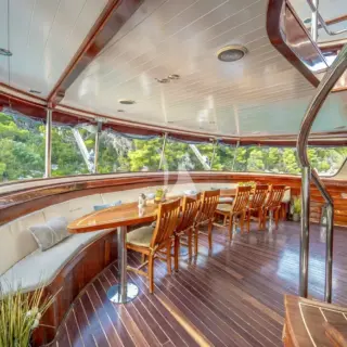 Deck seating area