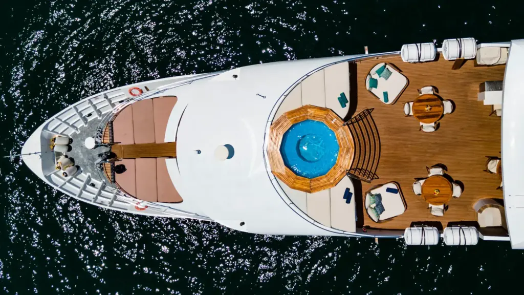 KONTIKI WAYRA - Bow aerial