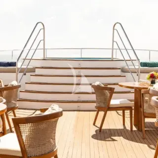 Sun deck dining area with Jacuzzi