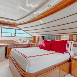 CHAMPAGNE AND CAVIAR - Master Suite