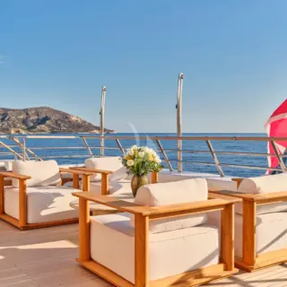 Upper deck aft seating area