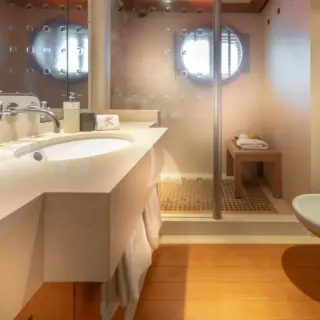 Double cabin shower room en suite